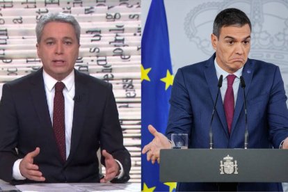 El presentador de los informativos de Antena 3, Vicente Vallés (izq.) y el líder del PSOE y presidente en funciones, Pedro Sánchez (der.)