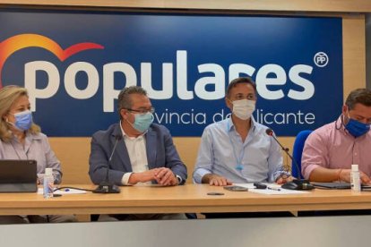 El presidente provincial del PP, Toni Pérez, se ha reunido con los diputados nacionales César Sánchez, Macarena Montesinos y Agustín Almodóbar