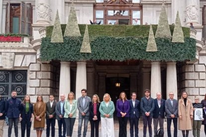 Los grupos políticos del Ayuntamiento de Valencia guardan un minuto de silencio para la mujer asesinada a manos de su pareja en Sagunt