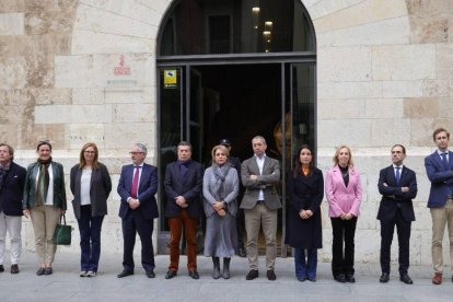 Minuto de silencio en el Palau de la Generalitat - GVA