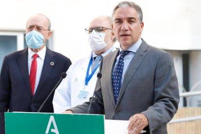 El portavoz de la Junta de Andalucía y consejero de Presidencia, Elías Bendodo, durante la inauguración de un nuevo quirófano en el Hospital Regional de Málaga.