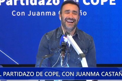 El presentador de 'El Partidazo de COPE', Juanma Castaño, en el momento de la broma con el fútbol femenino del portero del Tardienta.