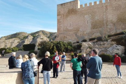 Los cruceristas han visitado el castillo de Petrer, uno de los iconos turísticos del municipio