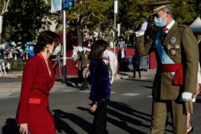 Ayuso saluda al Rey a su llegada al desfile del 12-O.