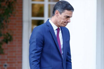 El presidente en funciones del Gobierno y líder del PSOE, Pedro Sánchez, en la entrada de Moncloa.