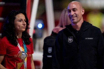 Luis Rubiales, junto a la capitana de la selección, Ivana Andrés, en la llegada del equipo a Madrid.