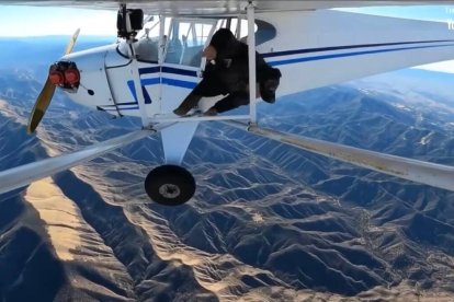 Momento en el que Trevor Jacob salta de la avioneta para que ésta se estrelle