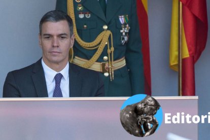 El presidente en funciones durante la parada militar del 12-O