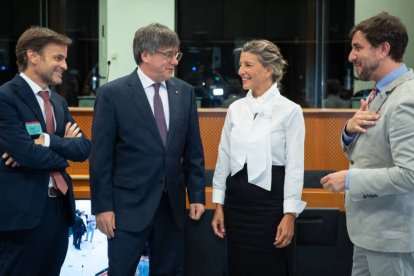 La vicepresidenta, junto al prófugo de la Justicia el pasado día 4 en su encuentro en el Parlamento Europeo