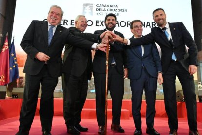 Almeida y López Miras posan junto a otras personas en la presentación en Madrid del Año Jubilar Caravaca de la Cruz 2024