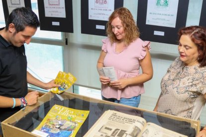 El concejal de Cultura, Archivos y Bibliotecas, Aitor Sánchez, con todos los carteles de la Fira del Llibre de Torrent - AJUNTAMENT DE TORRENT