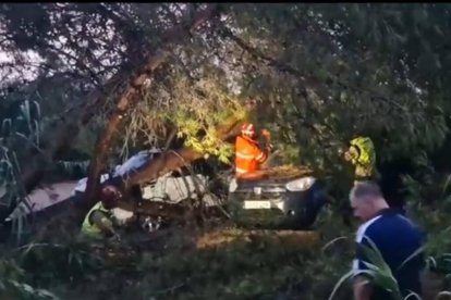 Bomberos rescatan dos coches atrapados en Nules.