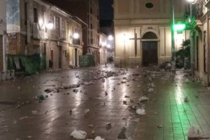 Basura tras el macrobotellón en la plaza de Benimaclet