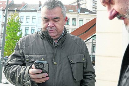 El número tres del PSOE, frente al hotel de Bruselas en el que se aloja desde hace días.