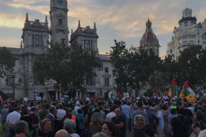 Manifestantes en la puerta del Ayuntamiento de Valencia