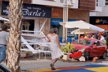 Imagen del vídeo del vehículo accidentado en la terraza del bar en Torrevieja.