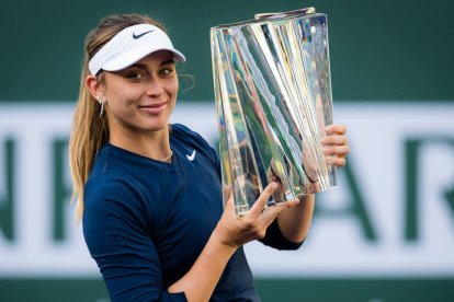 Paula Badosa, con el trofeo de ganadora de Indian Wells.