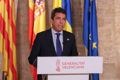 Carlos Mazón durante la lectura de una declaración institucional.