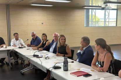 La consellera durante la reunión con representantes empresariales de Alicante