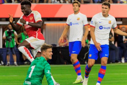 Bukayo Saka, anotando uno de los goles del Arsenal ante un Barcelona vestido de blanco.