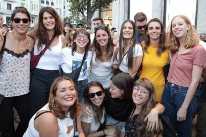 Irene Montero con dirigentes de Podemos en la manifestación contra Rubiales