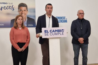 Vicente Mompó, presidente de la Diputación de Valencia, comparece ante los medios junto a la vicepresidenta de la Diputación, Reme Mazzolari y el diputado nacional, Fernando de Rosa