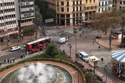 Los autobuses circula por la plaza del Ayuntamiento con la llegada de las nuevas líneas al centro de Valencia