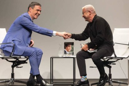 Pedro Sánchez junto al periodista Jorge Javier Vázquez presentando su libro