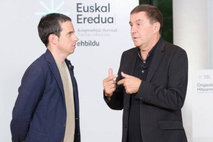 Pello Otxandiano con Arnaldo Otegi