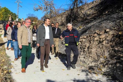 Vicent Mompó, en el centro, visita la zona afectada del incendio de Montitxelvo.