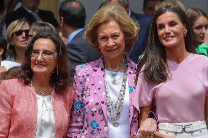 LAs Reinas Sofía y Letizia y Paloma Rocasolano, en una imagen reciente.