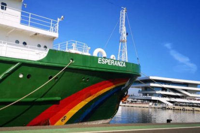 Barco de Greenpeace atracado en el Puerto de Valencia