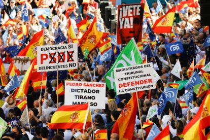 Cientos de personas durante una manifestación contra la amnistía