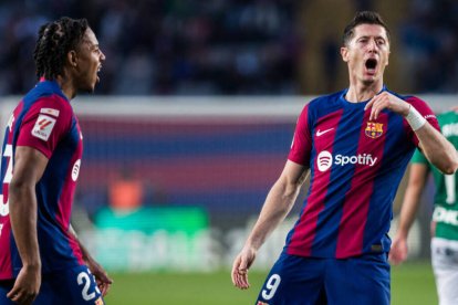 Lewandowski, junto a Koundé, en la celebración de su primer gol.