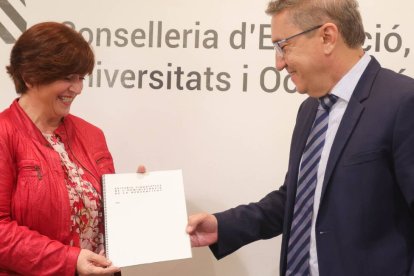 El conseller de Educación, Universidades y Empleo, José Antonio Rovira, y la presidenta de la Acadèmia Valenciana de la Llengua, Verònica Cantó - GVA