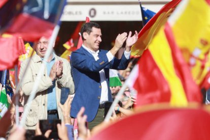 El presidente del PP andaluz y de la Junta, Juanma Moreno, durante su intervención en la concentración en Sevilla en contra de la amnistía