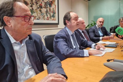 El presidente de Juristes Valencians, José Ramon Chirivella, acompañado por el expresidente del Tribunal Constitucional, Pascual Sala; el catedrático de Economía y exconseller de Hacienda, Vicent Soler, y el decano del Ilustre Colegio de Abogados de Valencia (ICAV), José Soriano