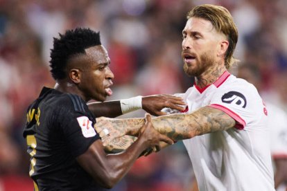 Vinicius y Sergio Ramos, en un tenso momento del Sevilla-Real Madrid del pasado sábado.