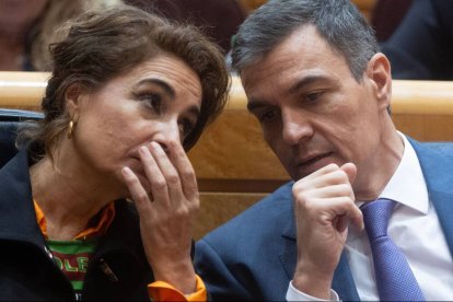 El presidente del Gobierno, Pedro Sánchez, habla con la vicepresidenta primera María Jesús Montero durante una sesión en el Senado.