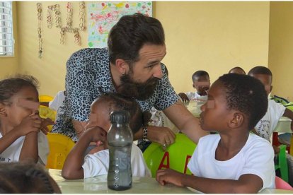 Miguel Lago, con los niños de su Fundación