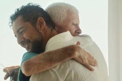 David Bisbal abraza a su padre, José Bisbal, enfermo de alzheimer.