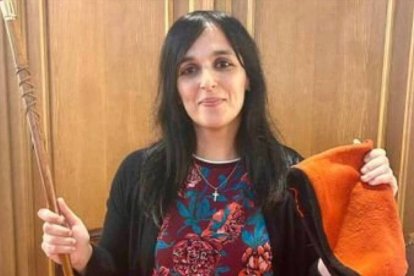 La alcadesa de Ripoll, Sílvia Orriols, sostiene la vara de mando del ayuntamiento