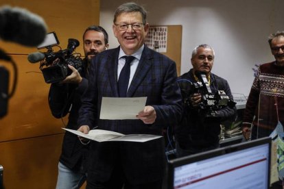 Ximo Puig presentando su carta de renuncia a su escaño en Las Cortes Valencianas.