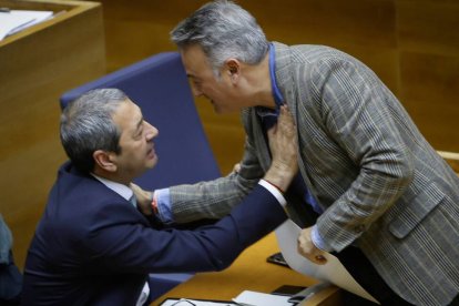 Momento en el que el vicepresidente, Vicente Barrera, golpea en el pecho al diputado socialista, José Chulvi.