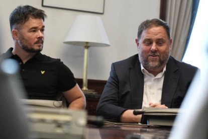 El portavoz de ERC en el Congreso, Gabriel Rufián, y el presidente de ERC, Oriol Junqueras durante su reunión con los grupos parlamentarios de su partido del Congreso y del Senado.