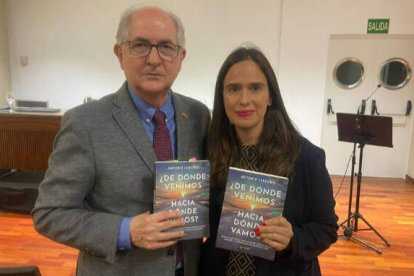 El exalcalde de Venezuela, Antonio Ledezma, junto a la diputada del PP en el Congreso de los Diputados, Belén Hoyo