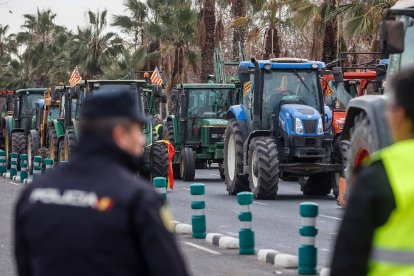 Un agente de Policía Nacional frente a una concentración de tractores en la avenida Germans Machado de Valencia