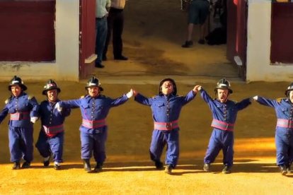 Los integrantes del espectáculos del 'Bombero Torero' saludan al público en una plaza