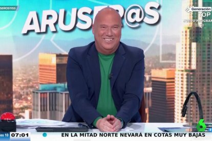 Alfonso Arús no puede controlar su ataque de risa en directo.