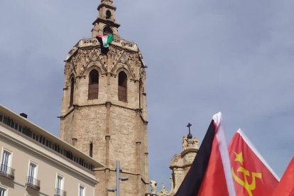 Bandera de Palestina en el Micalet y banderas comunistas